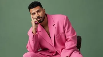 ظهور خاص اليوم.. الفنان محمد أنور بإطلالة جديدة بالكامل بدلة وكوتشي بلون الوردي